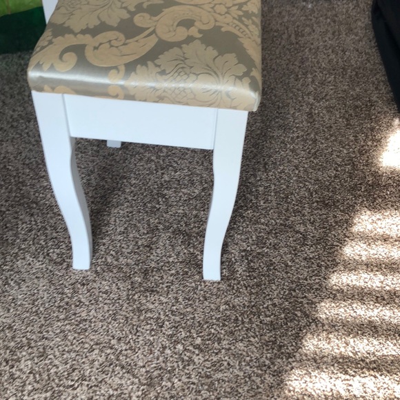 Vanity set with chair - Picture 3 of 4